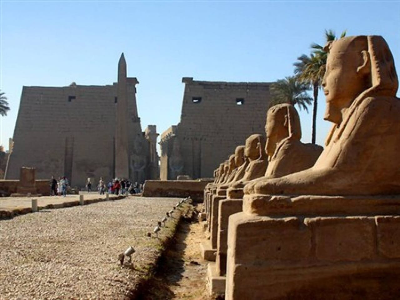 	Day 1 :	Luxor - Kharga Oasis